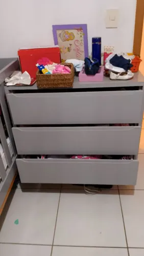 Berço e cômoda cinza
