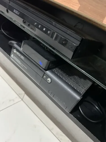 Xbox 360 destravado e 2 controle mais jogos