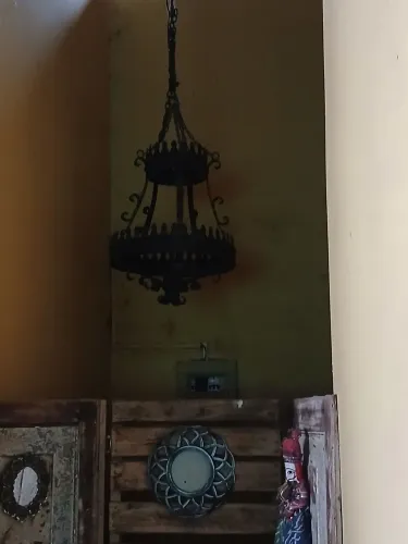 Vendo lustres e móveis de antiquário pelo ótimo preço aparadores coloniais e rústico