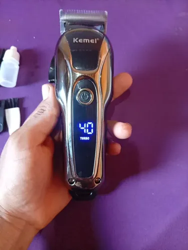 Máquina de cortar cabelo marca KEMEI