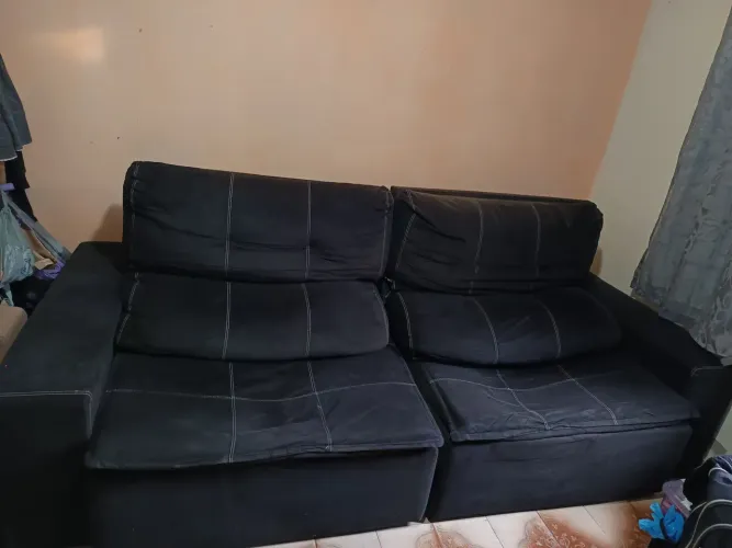 Sofá preto retrátil gigante 