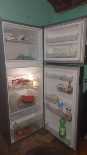 Geladeira de 3.500 por 2.700 2 meses de uso. Vendendo por motivo de mudança de cidade