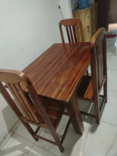 Mesa de madeira 4 cadeiras 