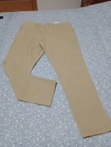 Calça Slim básica em Sarja bege,,Nova.