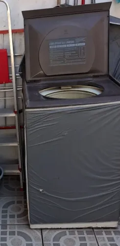 Vendo máquina de lavar roupa Brastemp. Dessa antiga muito boa, funcionando 10 kg.