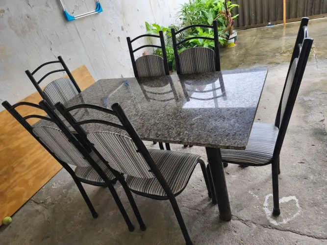 Mesa de granito com 6 cadeiras 