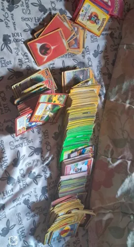 750 cartas de pokemonantigas seminovas sem ter nenhuma repetida