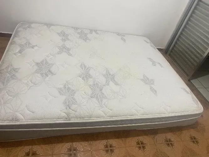 Colchão Queen importado em ótimo estado