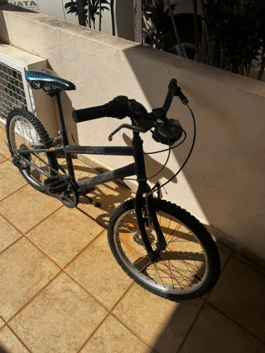 Bicicleta Caloi Hot Wheels Aro 20 com marchas , câmbio e passadores Shimano.