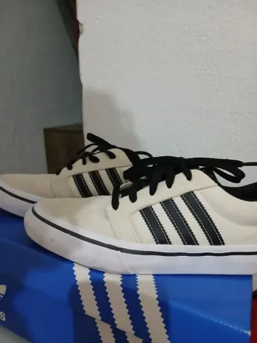 Tênis Adidas camurça 