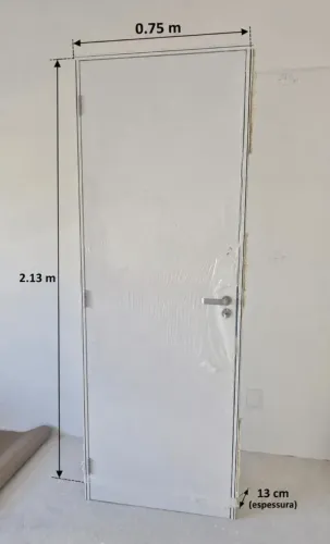 Porta branca interna com batente, fechadura e dobradiças
