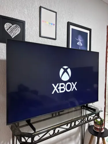 Smart tv Samsung 50 polegadas 4k com c box integrado e bordas infinitas.