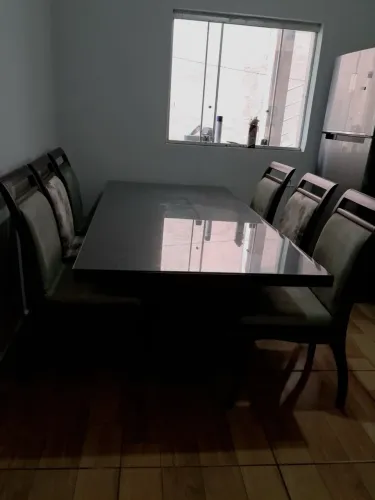 Mesa de madeira Imbuia - Vidro protetor e 6 cadeiras