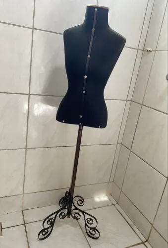 Manequim com busto feminino e pedestal