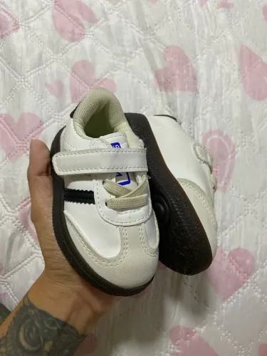 Sapato modelo adidas 