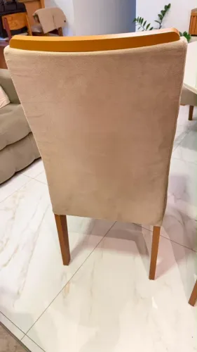 Mesa de jantar com base de madeira ripada, tampo de vidro e 6 cadeiras estofadas em bege.