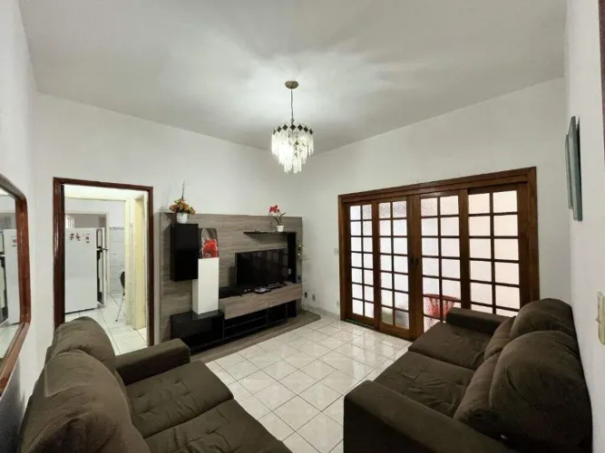 Casa para aluguel em Vila Eldízia, Santo André  2 quartos, quintal e 2 vagas