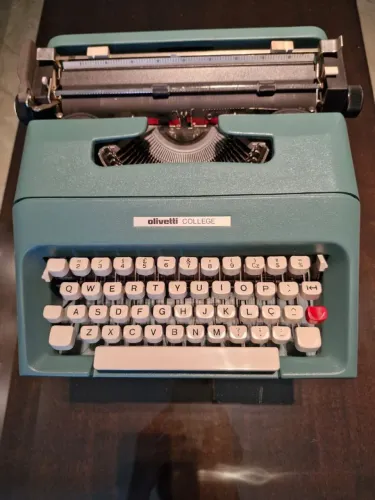 Máquina de escrever Olivetti College