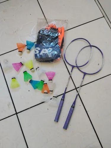 Kit de Badminton, 2 raquetes, 14 petecas e uma rede de 3,1 metros.
