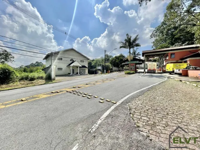 Casa Comercial na Granja Viana | 3 Salas, Salões e 10 Vagas | Próximo à Raposo