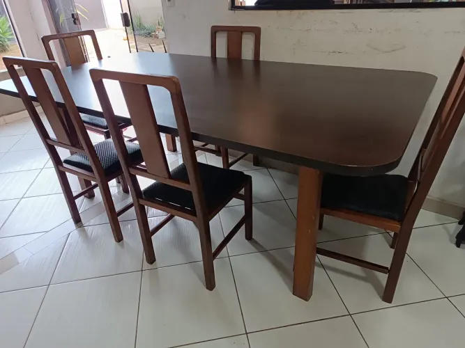 Mesa de jantar em madeira com tampo de vidro