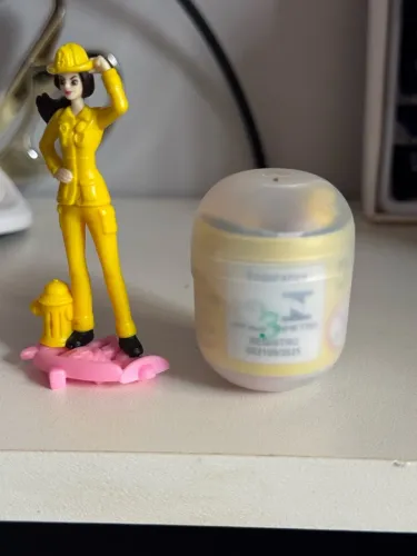Barbie profissões kinder ovo - Bombeira 3