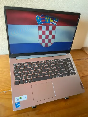 Notebook Lenovo i3 12ª Geração / UHD Graphics / 8GB RAM / 256GB SSD / Tela 15.6?