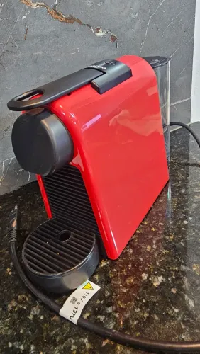 Cafeteira Espresso Nespresso Essenza Mini Vermelha 110V