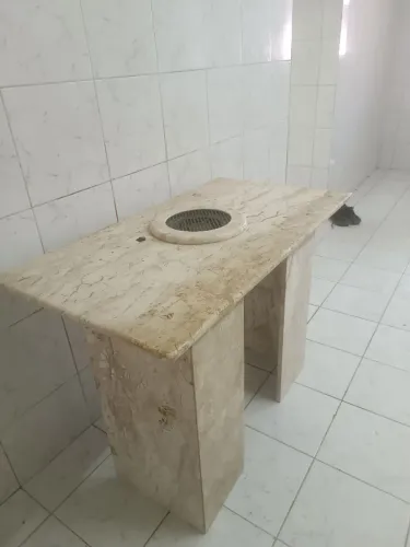 Mesa em mármore para atendimento em unha em gel