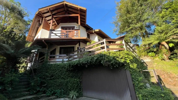Casa em Condomínio fechado 3 Dormitórios no centro de Gramado