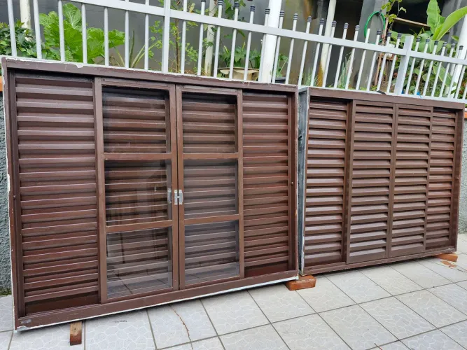 Vende-se 4 Janelas de aço zincado, 1.50 X 1.20 m. Excelente. Duas folhas fixas e 4 móveis.
