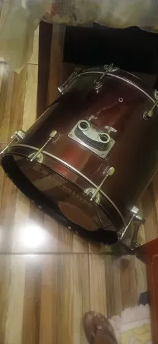 Bumbo e surdo de bateria 