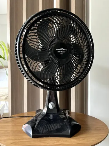 Ventilador de Mesa Britânia BVT301 30cm - 6 Pás 3 Velocidades Preto