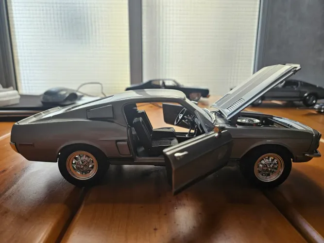 Miniatura Shelby GT500KR 1968 1:18 Colecionável