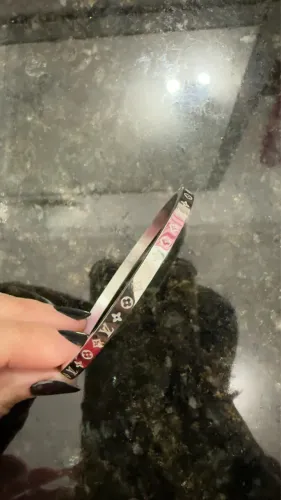 Pulseira Feminina Estilo Luxo em Aço Inoxidável com Detalhes Inspirados Louis Vuitton