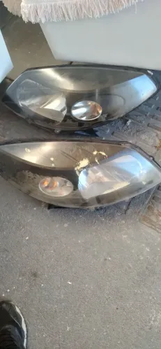 Farol dianteiro Renault Sandero ano 2010