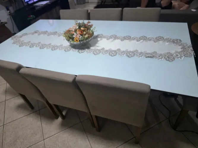 Vendo mesa 2,10x1,10 Com 06 cadeiras Com detalhes de uso