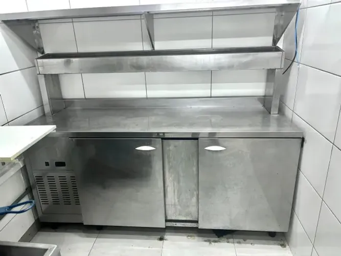 Balcão Refrigerado Inox 2 Portas com Prateleira/Estrutura Superior (Pizza / Hamburgueria)