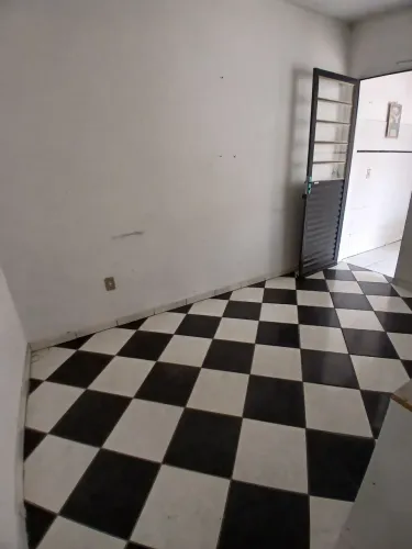 Alugo edícula nos fundos, preferência para moça ou senhora, R$850