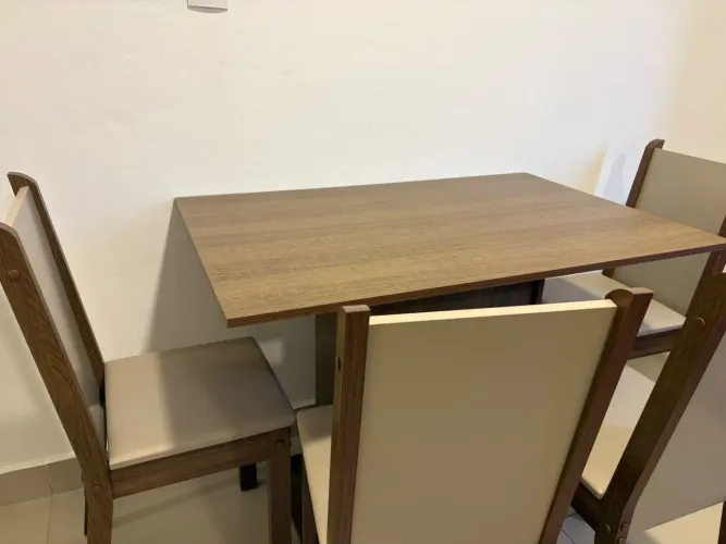Vendo mesa com 4 cadeiras