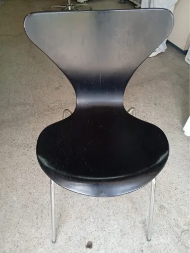 . Cadeira Arne Jacobsen em ótimo estado modelo 3107