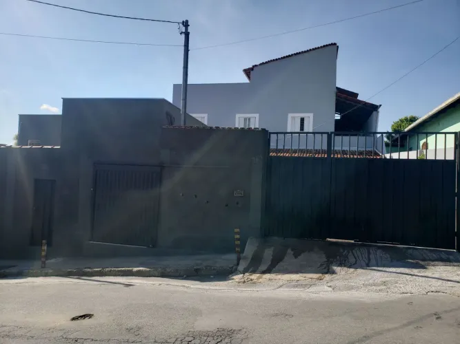 Grande oportunidade 2 casas mais uma loja três salas c /banheiro