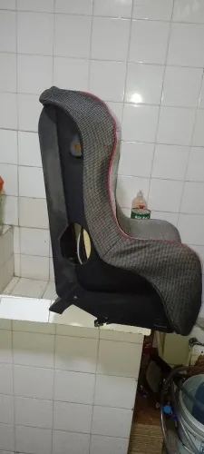 Cadeira automotiva e uma bicicleta