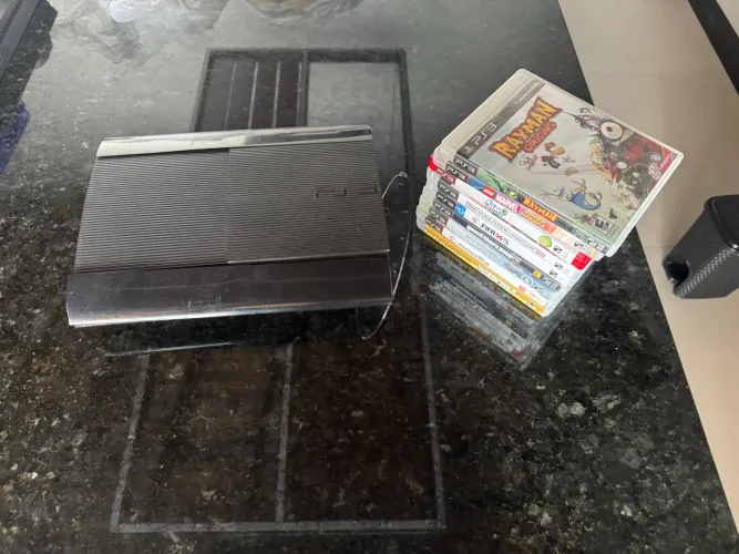 PS3 usado carcaça avariada FUNCIONANDO sem controle pra ir embora - PlayStation 3