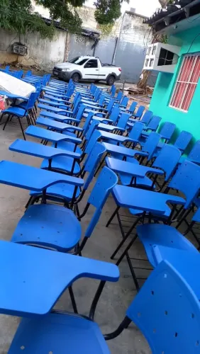 Cadeira escolar de plástico