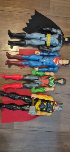 Brinquedos super heróis + pista
