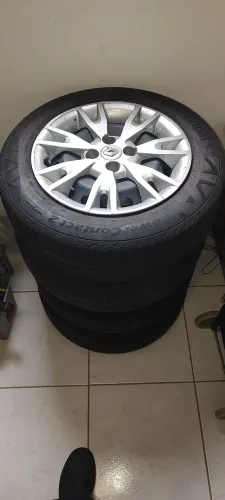 Rodas aro 15 com pneus semi novos e calotas originais