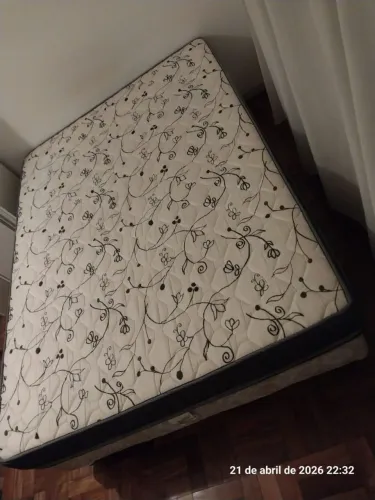 Vendo cama box com colchão.