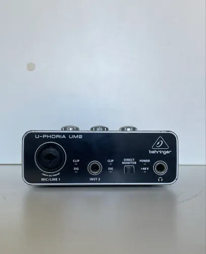 Interface de áudio Behringer UM2