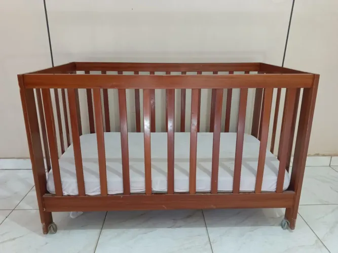 BERÇO DE MADEIRA COM COLCHÃO